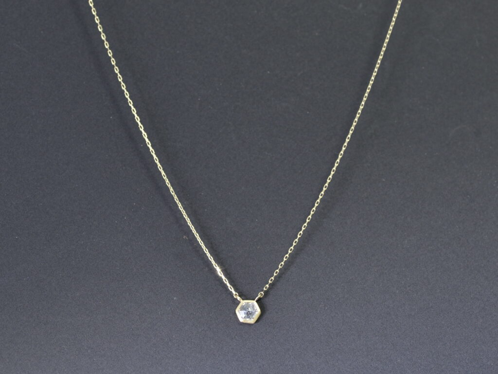 Diamond (Hexagoncut)_0.21ct/K18YG Necklace 【Grana/グラーナ】全景